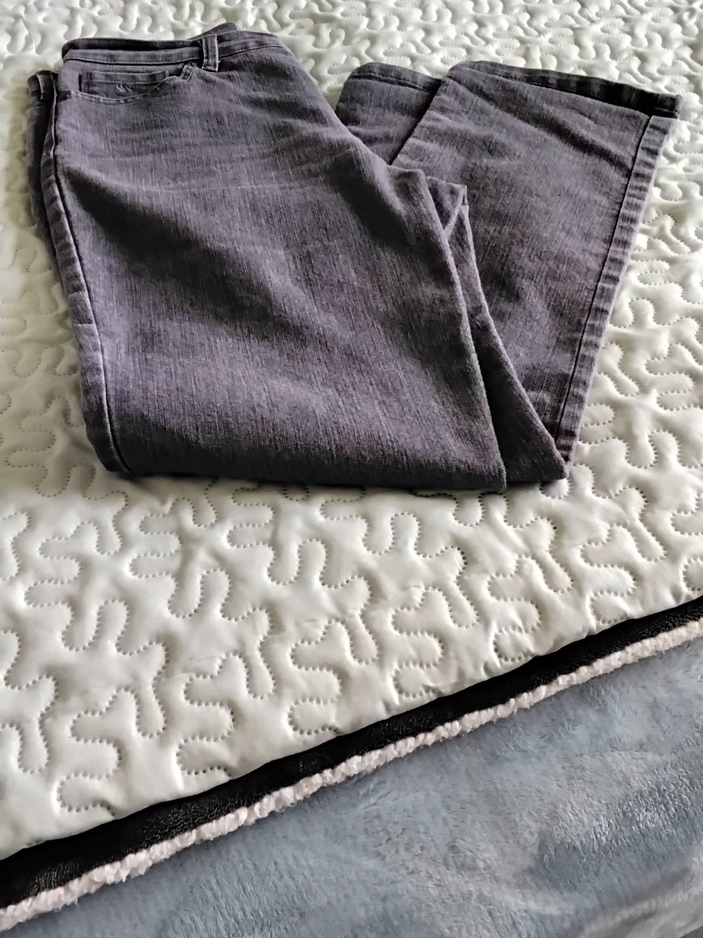 Gloria Vanderbilt Gray Denim Straight Leg‎ Jeans - Picture 2 of 6